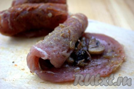 Свернуть каждый кусок мяса в плотный рулет, закрепить края рулетика зубочистками.