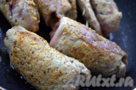 В сковороду влить 1-2 столовые ложки растительного масла, выложить в сковороду рулетики из свинины с грибами и обжарить со всех&nbsp;сторон на среднем огне до образования золотистой корочки (обжаривать рулетики, примерно, 2-3 минуты).