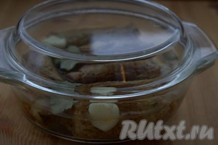 Накрыть форму с рулетиками крышкой (или фольгой) и поставить&nbsp;запекаться в заранее разогретую до 180 градусов духовку на 30-40 минут.