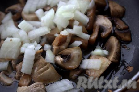 Тем временем вымыть, обсушить шампиньоны, произвольно нарезать (я использовала замороженные шампиньоны). В сковороду добавить немного растительного масла, выложить грибы и поставить на огонь, затем добавить очищенный и нарезанный средними кубиками репчатый лук. Обжаривать грибы&nbsp;с луком&nbsp; до мягкости на среднем огне (15 минут), помешивая. В самом конце жарки немного посолить грибную начинку для мясных рулетиков. Остудить грибную начинку.