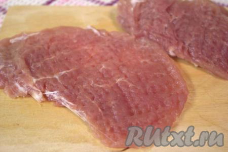 Отбить каждый кусочек мяса с двух сторон при помощи кухонного молотка в тонкую отбивную.