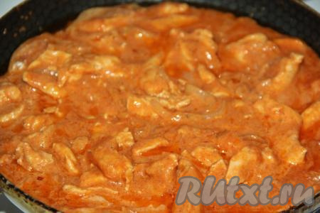 Перемешать, убавить огонь, сковороду накрыть крышкой и томить куриное филе по-строгановски минут 15, время от времени помешивая.