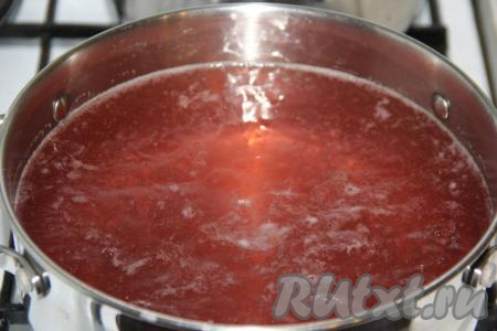 Довести воду с сахаром до кипения и прокипятить сироп пару минут (сахар должен полностью раствориться).