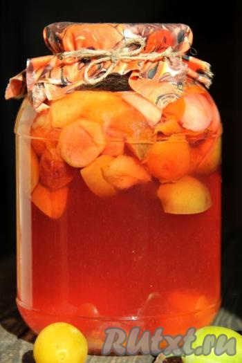 Залить в банки до самого верха горячий сироп и закрутить (или закатать) крышками. Банки с компотом "Ассорти" перевернуть кверху дном, тщательно завернуть в одеяло, оставить до полного остывания, а затем убрать в кладовку на хранение. Рецепт приготовления такого напитка достаточно простой, даже стерилизация баночек не нужна, а в результате получается замечательный напиток, который непременно понравится всей семье!