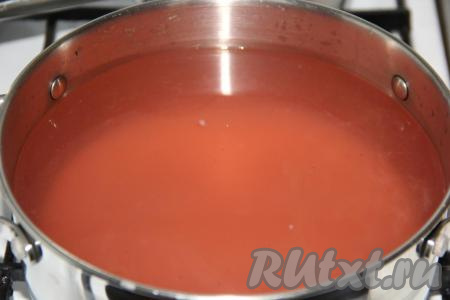 Слить воду из банок в большую кастрюлю, всыпать сахар и поставить на огонь. 