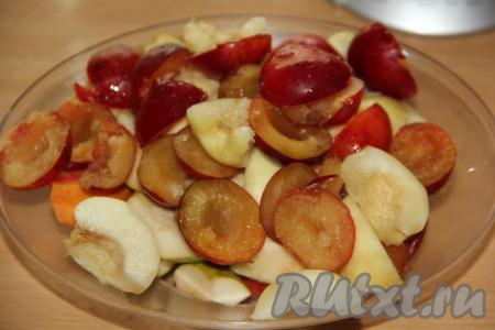 Фрукты вымыть. Яблоки разрезать на 4-6 частей и удалить семена. Из слив, абрикосов и нектаринов удалить косточки.