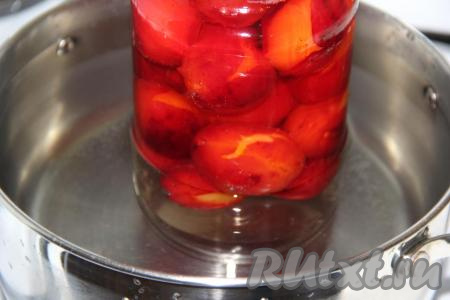 Поставить банку со сливами в сиропе в кастрюлю с тёплой водой (если боитесь, что баночка лопнет в процессе стерилизации, предварительно положите на дно кастрюли тряпочку, сложенную в 2-3 раза). Воды в кастрюле должно быть столько, чтобы она достигала "плечиков" банки. Поставить кастрюлю на средний огонь, довести воду в кастрюле до кипения и стерилизовать баночку со сливами минут 15.