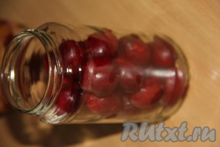 Сливу вымыть и выложить в чистую простерилизованную банку.&nbsp;