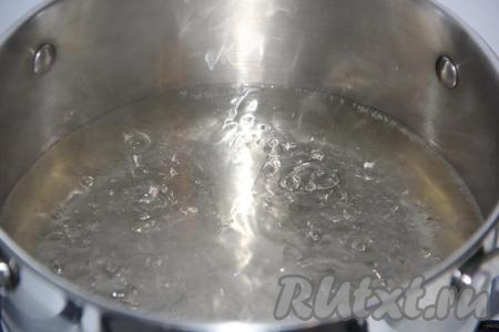 Довести получившийся сахарный сироп до кипения.