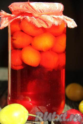 Аккуратно достать банку из кастрюли, закрутить крышкой, перевернуть вверх дном, хорошо укутать, а после полного остывания убрать в кладовку на хранение.&nbsp;Сливы, приготовленные в сахарном сиропе на зиму, получаются необыкновенно вкусными и ароматными. Попробовав эту яркую заготовку, вы точно ещё не раз вернётесь к этому рецепту!