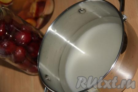 В банку залить холодную воду, не доливая 5 см до горлышка банки. Затем эту воду вылить в кастрюлю и всыпать сахар.