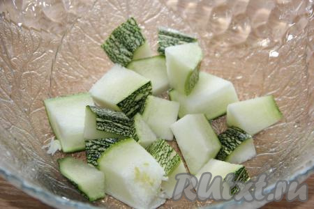 Кабачок вымыть и нарезать на кубики размером 2х2 см. У меня был кабачок с тонкой и нежной шкуркой, поэтому я её не срезала.
