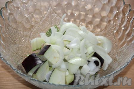 Лук очистить и нарезать полукольцами.