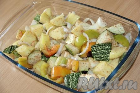 Тщательно перемешать овощи и выложить в жаропрочную форму (у меня форма 30х25 см).