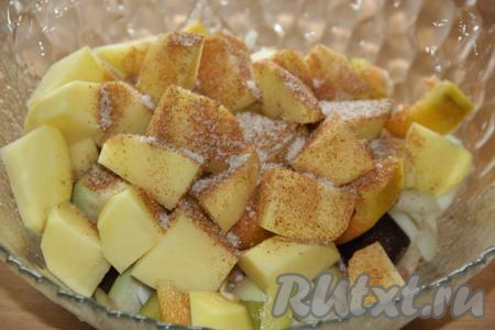 Соединить нарезанные кабачки, баклажаны, лук, болгарский перец и картофель, добавить соль и специи, сбрызнуть растительным (или оливковым) маслом.