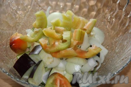 Болгарский перец вымыть, удалить семена и плодоножку,&nbsp;крупно нарезать.