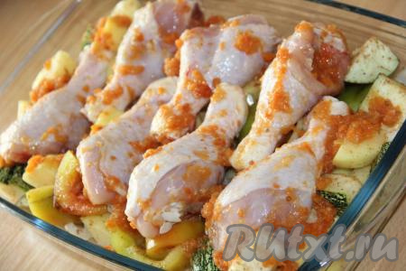 Поверх овощей выложить куриные ножки, замаринованные в аджике.