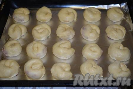 Далее скручиваем трубочку в улитку. Подготавливаем таким образом все заготовки. Выкладываем булочки с вареньем на противень, застеленный фольгой (или пергаментом), на небольшом расстоянии друг от друга (булочки ещё будут подходить, увеличиваясь в объёме).