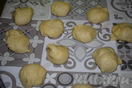 Подошедшее тесто обминаем и разделяем на, примерно, равные кусочки, у меня получилось 28 заготовок.