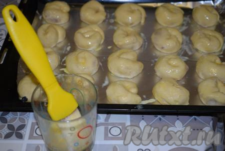 При помощи кулинарной кисти смазываем булочки&nbsp;взбитым яйцом и, по желанию, посыпаем кунжутом.