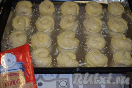 При помощи кулинарной кисти смазываем булочки&nbsp;взбитым яйцом и, по желанию, посыпаем кунжутом.