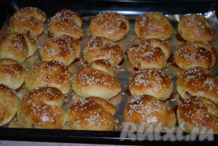 Готовые булочки подрумянятся и будут чудесно пахнуть свежей выпечкой и вареньем.