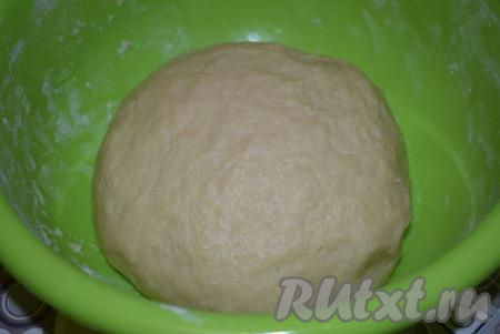 Тесто быстро скатывается в однородный шар и легко вымешивается. Вымешиваем тесто руками, примерно, 8-10 минут, по консистенции оно станет мягким, гладким и упругим. Кладём его в миску и накрываем плёнкой. Даём тесту подойти и увеличиться в размерах&nbsp;в 2 раза (в среднем, на подъём теста уходит 1,5 часа).