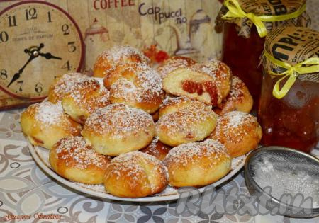 Посыпаем сверху сахарной пудрой и подаём вкусные, ароматные булочки, приготовленные из дрожжевого теста с начинкой из варенья, к чаю или кофе.
