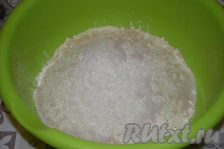 Приготовим дрожжевое тесто, для этого в глубокую миску просеиваем муку. Добавляем к муке дрожжи, ванильный сахар, соль и сахар, перемешиваем ингредиенты до однородности.