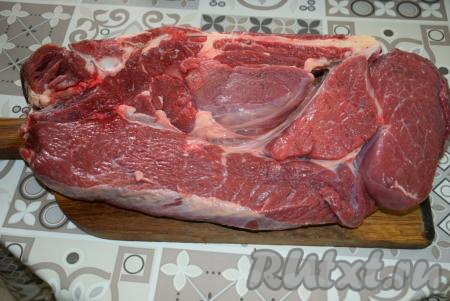 Говядину промыть и обсушить бумажными полотенцами.