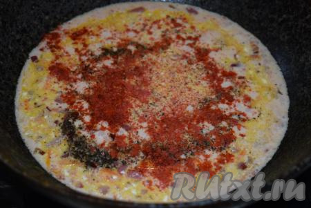 Далее к луку и моркови влить подливу, довести до кипения, затем проварить на небольшом огне, примерно, 7-8 минут. К подливе добавить соль, чёрный молотый перец и паприку, перемешать и дать закипеть.