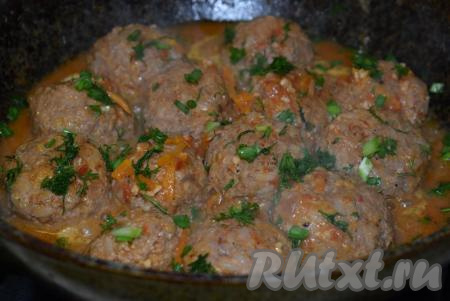 Затем снять крышку со сковороды, добавить к подливе маленькими порциями муку, перемешать. Подлива слегка загустится, проварить в ней тефтели из говядины и риса ещё 5-7 минут и выключить огонь. Посыпать тефтели мелко нарезанной зеленью.