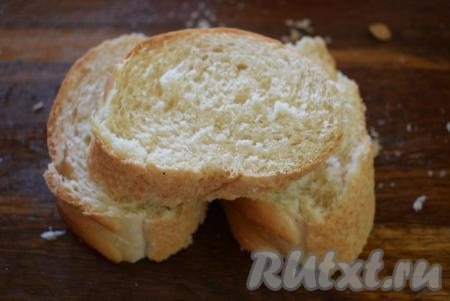 Кусочки багета замочить в воде и отжать.