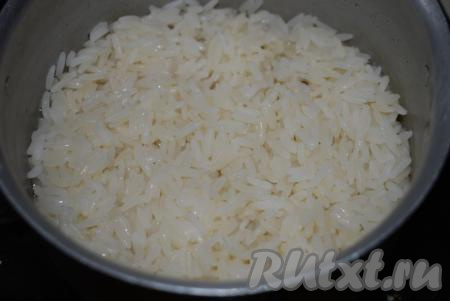 В это&nbsp;время отварить рис до готовности, согласно инструкции на упаковке. Готовый отваренный рис промыть под холодной водой, дать стечь лишней воде, а затем немного его подсолить.