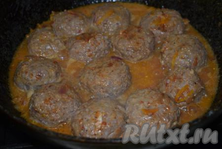 Далее убрать крышку, перевернуть при помощи ложки тефтели на другую сторону и тушить, накрыв сковороду крышкой, ещё 12-15&nbsp;минут.