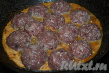 В кипящую подливу выложить тефтели, дождаться закипания подливы и уменьшить огонь.