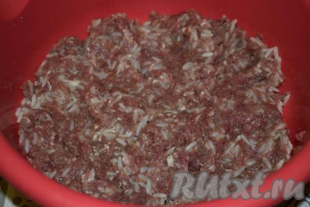 Фарш смешать с рисом и очень тщательно вымесить до однородности.