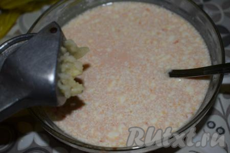 Далее подготовим нашу подливу, для этого в глубокой миске нужно смешать сметану, томат (или томатную пасту), соль, пропущенный через пресс чеснок и воду. Перемешать подливу до однородности.