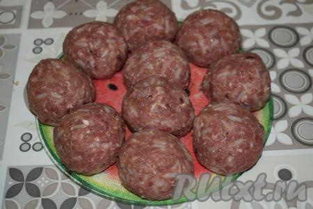 Из готового рисово-говяжьего фарша сформировать тефтели размером с большой грецкий орех. Для формирования тефтелек я беру немного фарша, отбиваю рука об руку и формирую тефтелю. Это делается&nbsp;для того, чтобы тефтели не развалились при тушении. Яйцо в фарш не добавляю, мне не нравится его присутствие в готовых тефтелях, а вот белый хлеб&nbsp;поможет фаршу держаться более плотно. Тефтелей делайте именно столько, сколько вам понадобится для приготовления, остальной фарш можно смело отправить в морозилку на хранение.