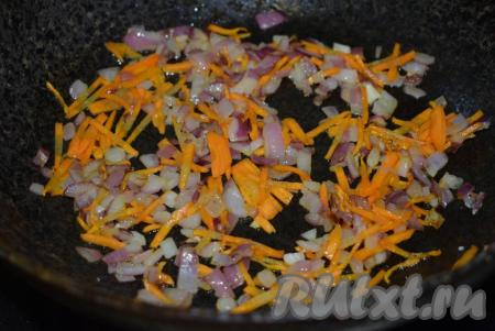 В сковороде разогреть растительное масло и выложить морковь с луком, обжарить овощи на среднем огне, периодически помешивая, до прозрачности (в течение&nbsp;8 минут).