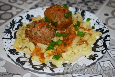 Тефтели из говядины, приготовленные с добавлением риса, выкладываем на тарелку с гарниром, поливаем подливой и подаём к столу.