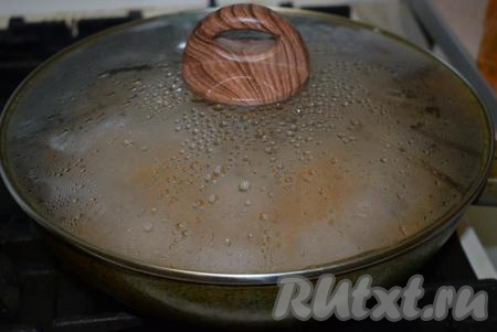 Накрыть сковороду с говяжьими тефтелями в подливе крышкой. Тушить тефтельки на небольшом огне, примерно, 10 минут с одной стороны.