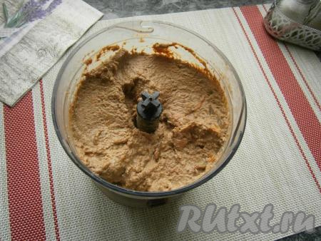 Куриную печень вместе с обжаренными овощами измельчить до состояния паштета.