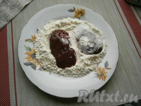 Насыпать на отдельную тарелку 4-5 столовых ложек муки, добавить немного соли, перемешать. Каждый кусочек куриной печени обвалять со всех сторон в муке.