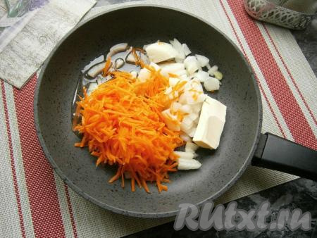 Очистить морковь и лук. В сковороду влить 2 столовые ложки растительного масла, добавить сливочное масло, выложить морковку, натёртую на крупной тёрке, и нарезанный лук.