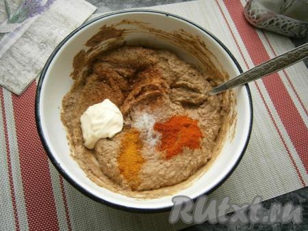 Переложить паштет в миску, добавить соль, паприку, приправу для курицы, чесночный перец и майонез.