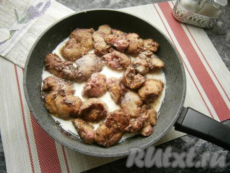 Затем влить в сковороду горячие сливки.