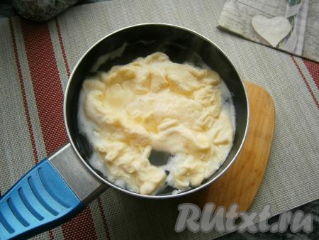 Когда вода закипит, уменьшить огонь. Перемешать воду ложкой так, чтобы в середине образовалась воронка и сразу же&nbsp;вылить в неё яйца. Накрыть крышкой и варить ровно 20 секунд.