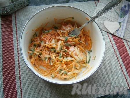 Салат ещё раз перемешать.