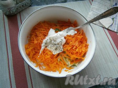 Сюда же&nbsp;натереть очищенную морковь, добавить сметану, сахар, соль и чёрный молотый перец.